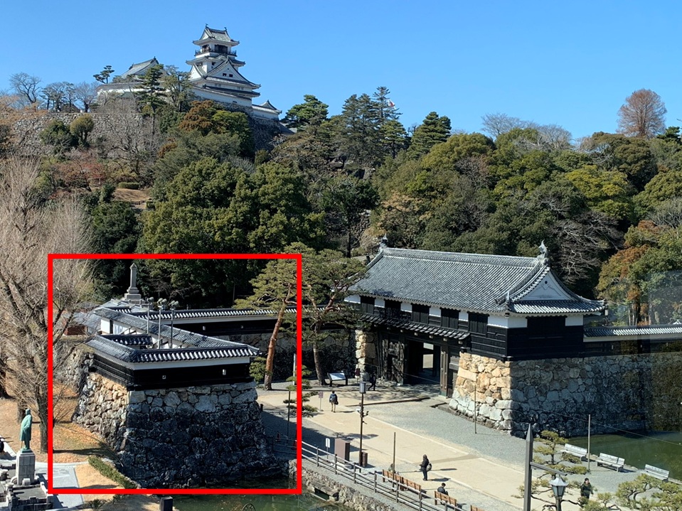 高知城追手門の左側の武者隠しの説明①